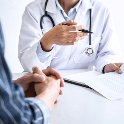 Medical weight management vs trendy diets 3 Doctor consulting with patient about health, representing medical weight management vs trendy diets